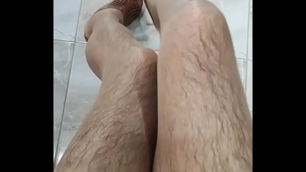 Deliciosa travesti desnuda, en zapatillas y pantimedias 
