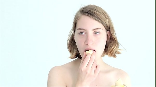 Play MP4 - Teasing blonde babe playing with a banana