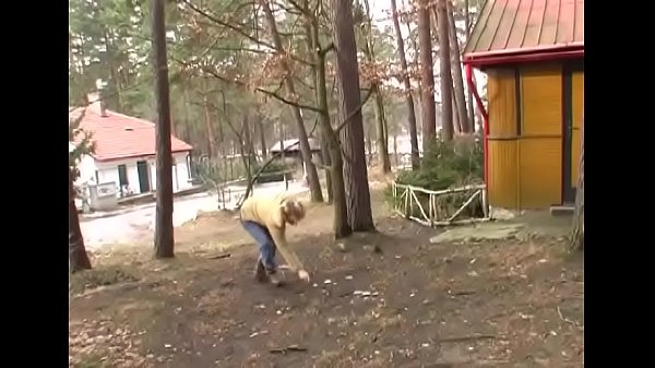 Chick getsdown onall fours