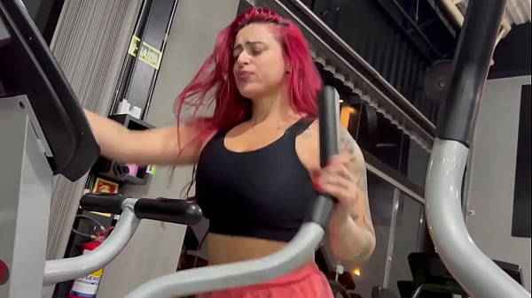 A gostosa suada da academia se masturba e &eacute_ pega no banho por macho tarado COMPLETO