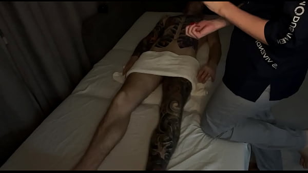Nonton The Masseuse Sucked Her Client thumbnail