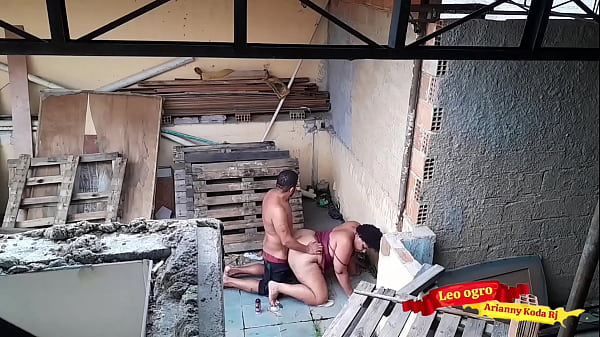 Play MP4 - Fudendo minha cunhada no terra&ccedil;o - sexo ao ar livre&period;&period;&period;