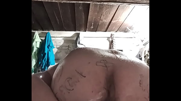 Ich liebe es, meinen Arsch mit einem gro&szlig;en dicken Dildo zu ficken! 