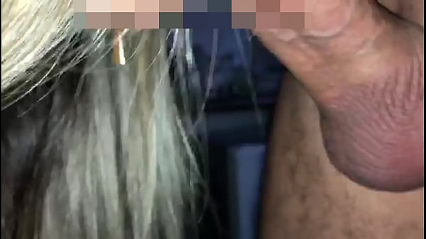 Casada chupando um pau enormeenquanto segurao pau do marido