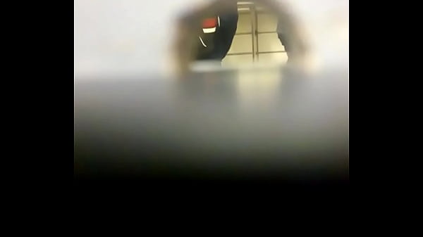 Oral no banheiro publico 