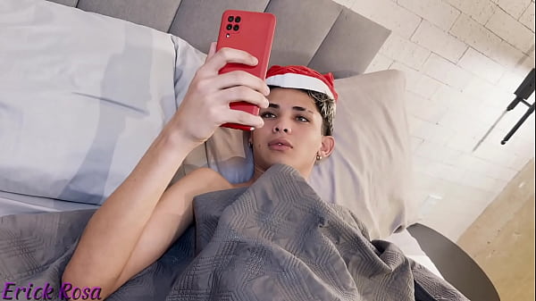 Play MP4 - Minha madrasta safada vem me buscar para uma festa de natal e aproveita pra me dar gostoso