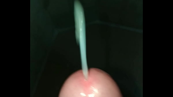 Safado tocando pau com muito leite 