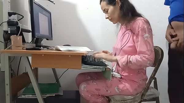 La pijama rosa de que me regal&oacute; el cornudo acaba chorreado por el padrastro pervertido que me folla en cuatro. 