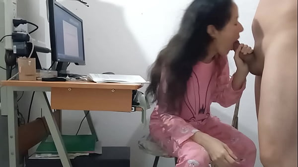 padrastro interrumpemi trabajo solopara derramar su semen_en mi pijama rosa sexo casero