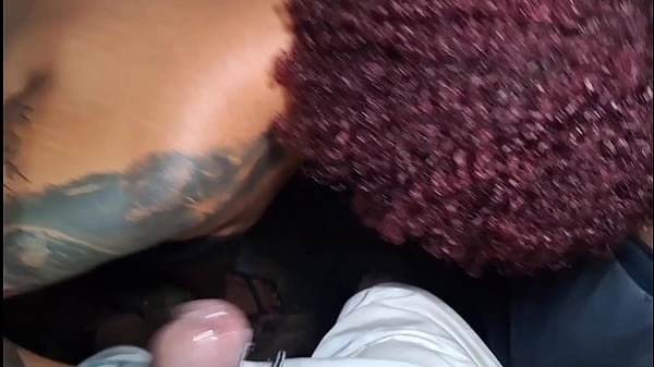 Meu vizinho me flagrou com meu amante e cobrou uma mamada como sil&ecirc;ncio 