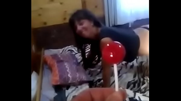 Siempre quiero estar chupando algo asi que me regalan un chupetin 