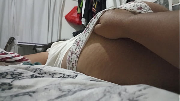 Le acaricio lasnalgas_a mi esposa y nose da cuenta que la grabo y la_subo a xvideos