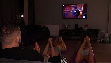 Nonton Gaming Session Two Roommates Got Their Pussies Owned Alternately thumbnail