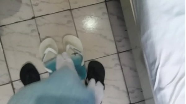 Gozando nas havaianas e depois colocando elas nos p&eacute;s com meias 