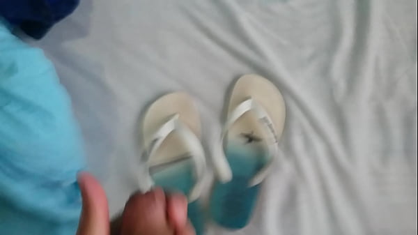 Gozando nas havaianas e depois colocando elas nos p&eacute;s com meias 