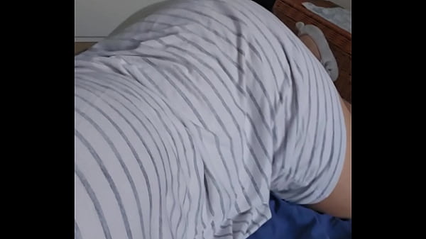 Actuellement en train de t'attendre sur mon lit tu attends quoi pour te 