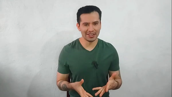 Joven virgen le da sexo oral por primera vez al compa&ntilde_ero dotado 21cm musculoso del trabajo en la oficina! Casi los atan . Relato sexual