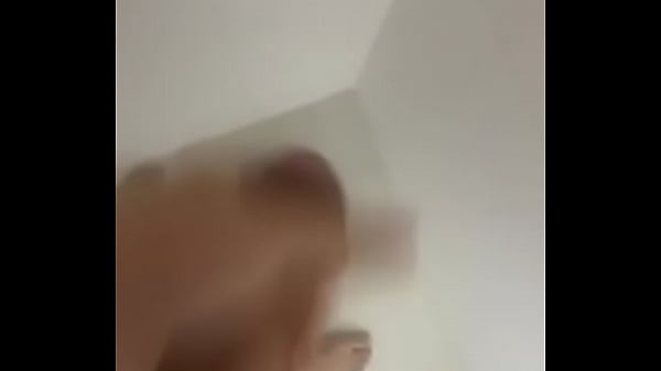 Batendo punheta no banho