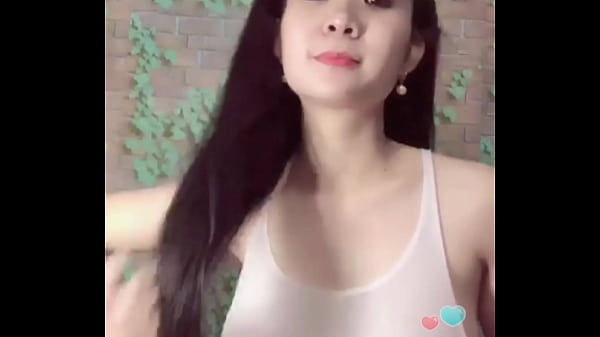 Em trễ áo khoe vú_sệ