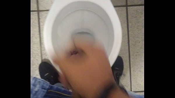 Universit&aacute;rio  tocando uma punheta 