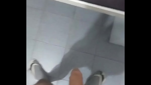 Masturbacion con el pene duro 