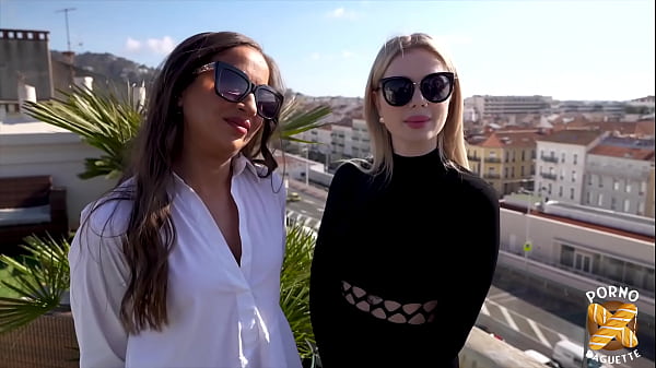 Lara petite coquine bouffe de la_bite et_de la chatte