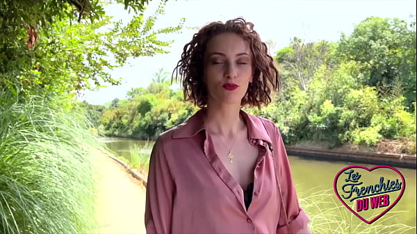 Stella rencontre Ashley pourune baise torride