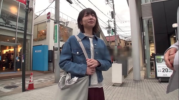 雑貨屋という職業が似合う素朴な感じの女の子、かなさん。手始めに恋愛事情を聞いてみると、あまり彼氏にべたべたしない、どちらかというとドライな方で、長いこと合わなくても平気だとか。あんまりこの辺の話題からエッチな方向に持っていけそうにないので、ストレートにエッチな撮影をしたいとお願い。恋愛にドライだし、エッチなこともそんなに興味がないかなと思ってある程度予想はしてたけど、案の定抵抗があって帰ろうともする。それじゃあとすこしハードルを下げて、エッチな声だけ撮らせてくださいとお願い。 thumbnail