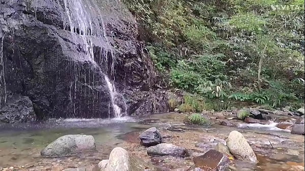 全裸で川遊びできる環境が欲しい油断した いつから見られてた お姉さん二人に上から見られてた