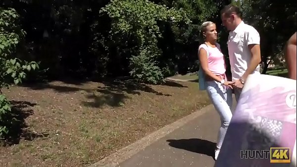 Play MP4 - HUNT4K&period; Kluger J&auml;ger findet einen Weg&comma; junge Babe mit Bargeld zu verf&uuml;hren