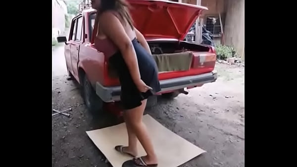 cambinando la llanta de mi carro y se me vio mi culote 