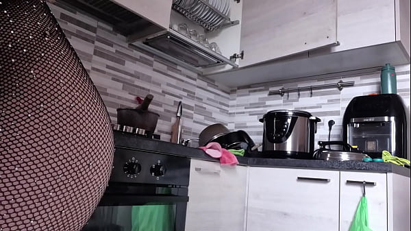 Play MP4 - essa putinha gosta de cozinha peladinha