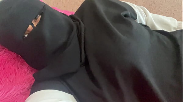 Play MP4 - Fatma masturbates in panties close up