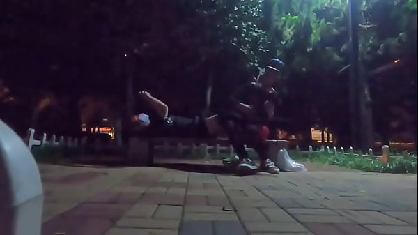 Fui Fazer Uma Corrida No Parque Acabei Encontrando Um Muleque Pauzudo E Fudemos Na Pracinha thumbnail