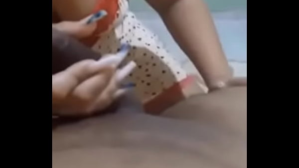 Fiz quest&atilde;o de gozar esfregando na cara do corno durante a punheta