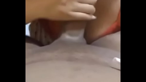 Fiz quest&atilde;o de gozar esfregando na cara do corno durante a punheta