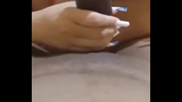 Fiz quest&atilde;o de gozar esfregando na cara do corno durante a punheta