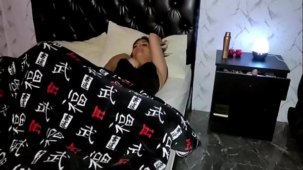 Play MP4 - Me met&iacute; en la cama con ganas de follarme a mi hermanastro