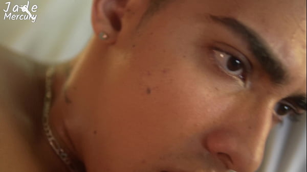 Play MP4 - Mi compa&ntilde;ero de habitaci&oacute;n la tiene muy grande&comma; no puedo contenerme