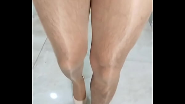 Medias, pantimedias, tacones y una linda travesti 