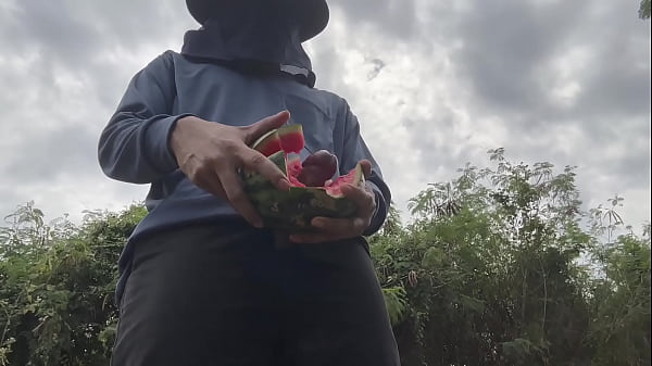 Play MP4 - Worker cum with watermelon&period;