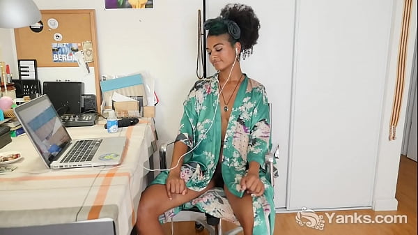 Play MP4 - Yanks Busty Lola Toy Her Hairy Muff