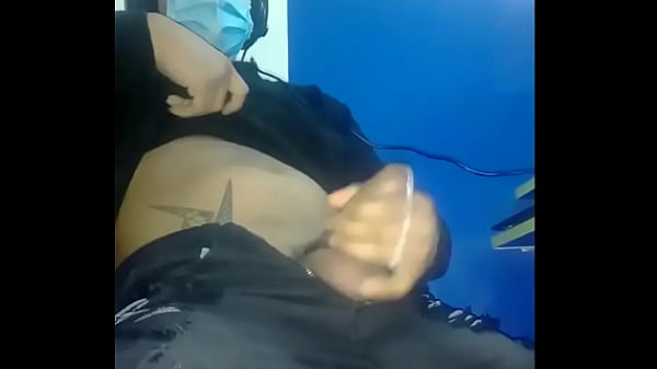 Moreno en Cyber en cuarentena se hace una deliciosa paja 