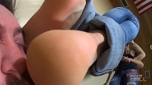 Play MP4 - Face trampling brats