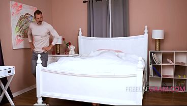 Nonton Stepdad Punishes Snooping Stepdaughter By Making Her His Sex Toy - Haley Spades, Vivianne De Silva, Jason Sarcinelli thumbnail