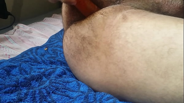 na falta de uma rola me divirto com a cenoura 