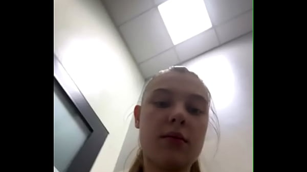 Play MP4 - Risky public sex in the toilet in the gym