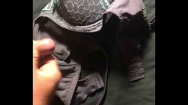 Play MP4 - 射在灰色原味蕾絲奶罩上 穿很多天體味重 射完用奶罩夾乾淨