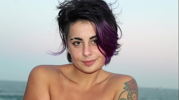 beautiful tattooed woman_with colored hair