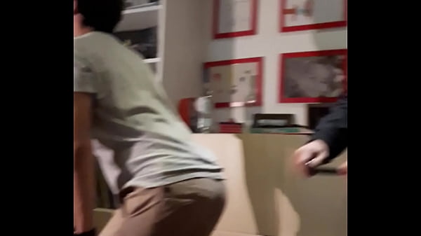 Jovem safadinho fudido pelo irmao ruben enquanto av&ocirc; v&ecirc; cautelosamente 